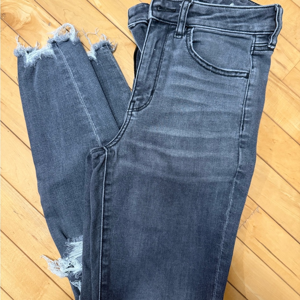 Women's American Eagle Distressed Gray Jeans 2 Short